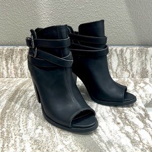 Simply Vera Peep Toe booties